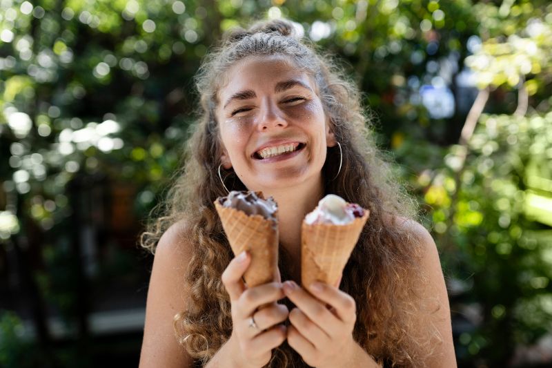 Chica sonriente con dos conos de helado