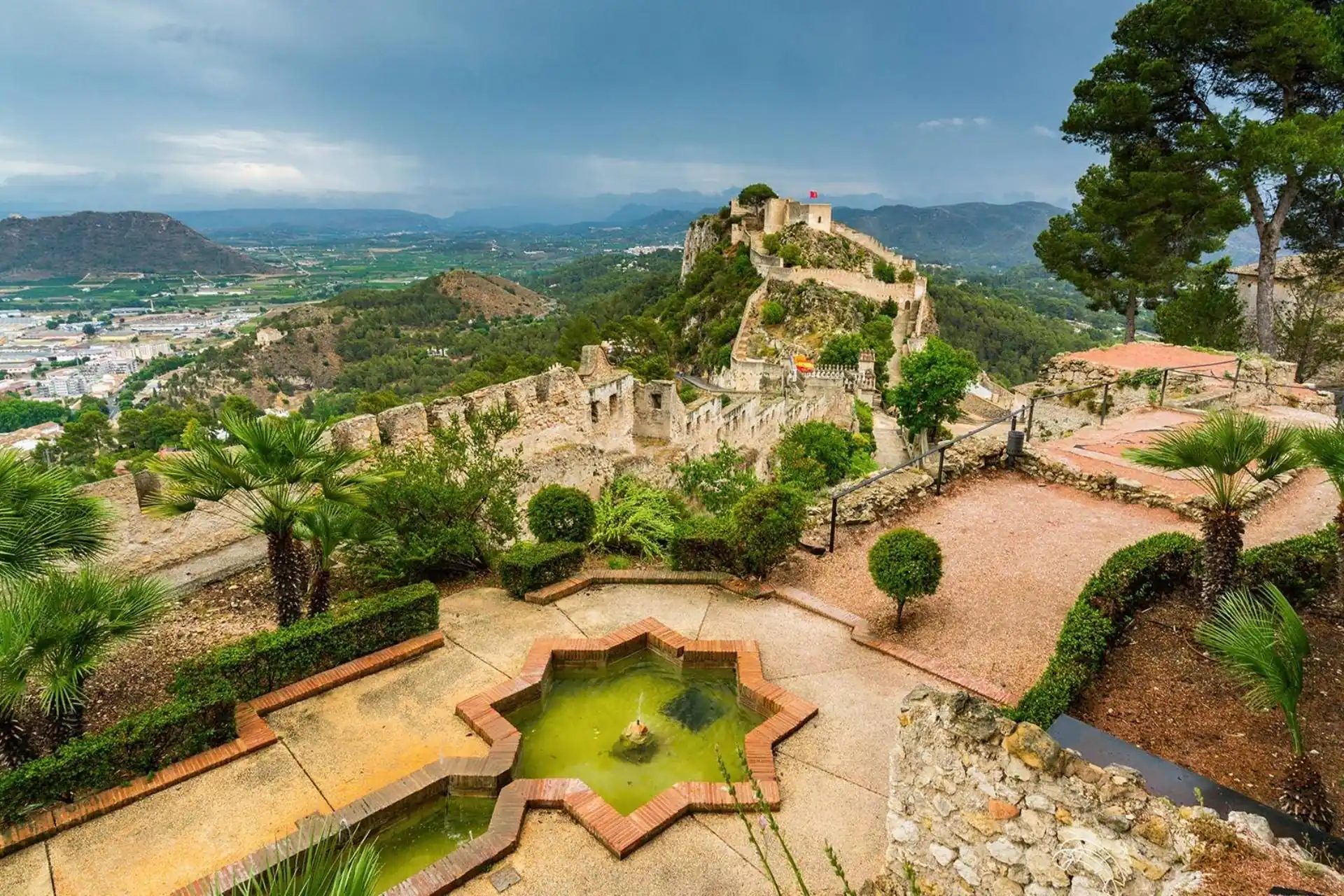 Vista panorámica del castillo de Xàtiva Vista panorámica del castillo de Xàtiva