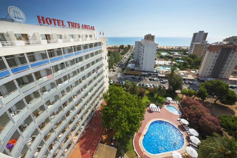 Hotel Tres Anclas, alojamiento en Playa de Gandía Hotel Tres Anclas en Playa de Gandía con piscina y vistas al mar