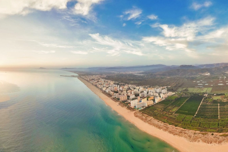 Playa de Gandía y paisaje de la Safor Vista aérea de la playa de Gandía y su entorno
