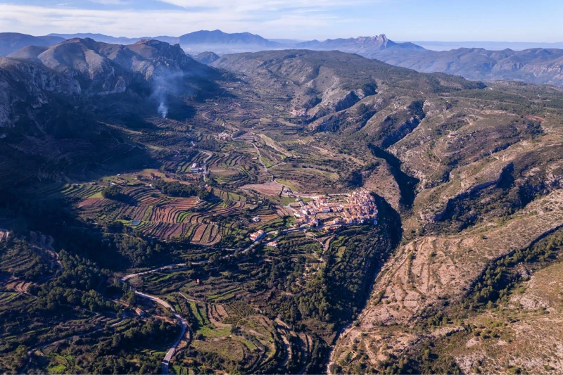 Paisaje entre montañas y terrazas de cultivo