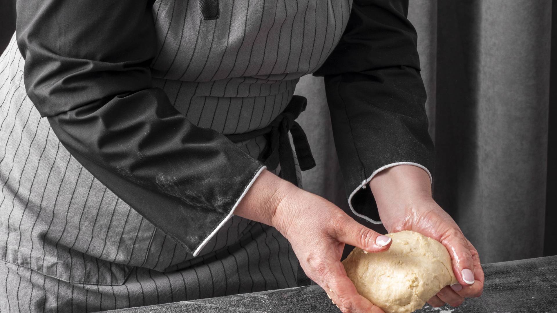 mujer realizando la elaboración de la masa de la casca de reis