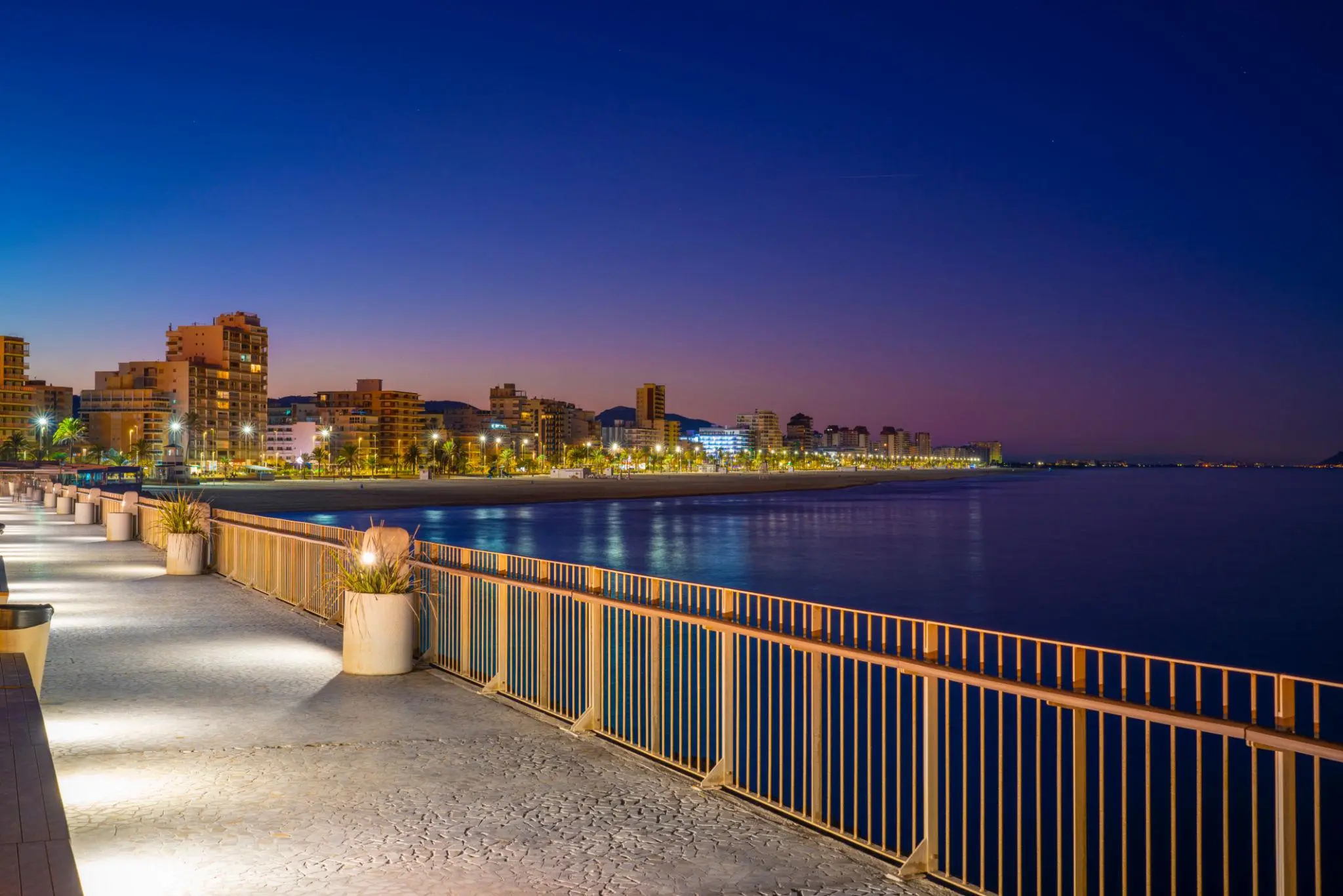 Gandía Playa por la noche con el Paseo Marítimo Neptuno iluminado.