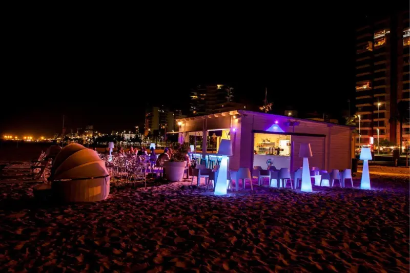 Budha Beach Gandía Gandía durante una noche de verano