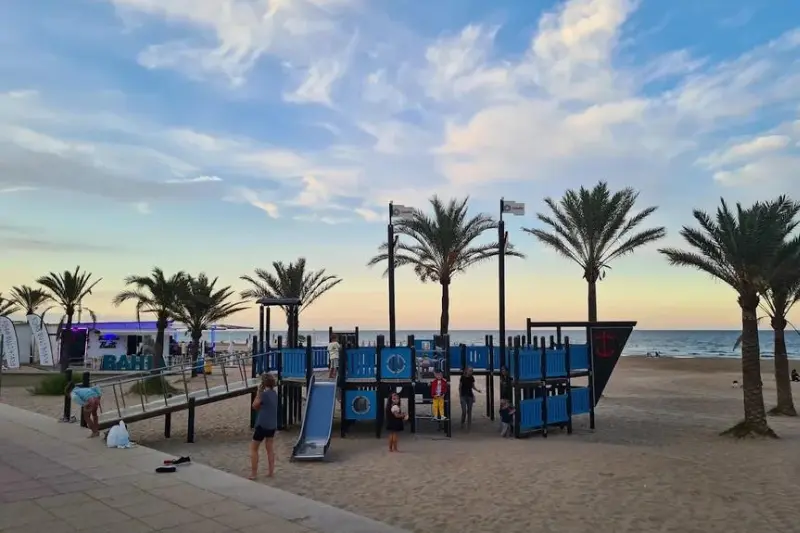 Qué hacer en Gandía con niños Familia jugando por Gandía Playa al atardecer